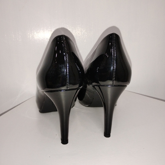 BANDOLINO BLACK PATENT PEEP TOE PUMPS - Picture 4 of 6